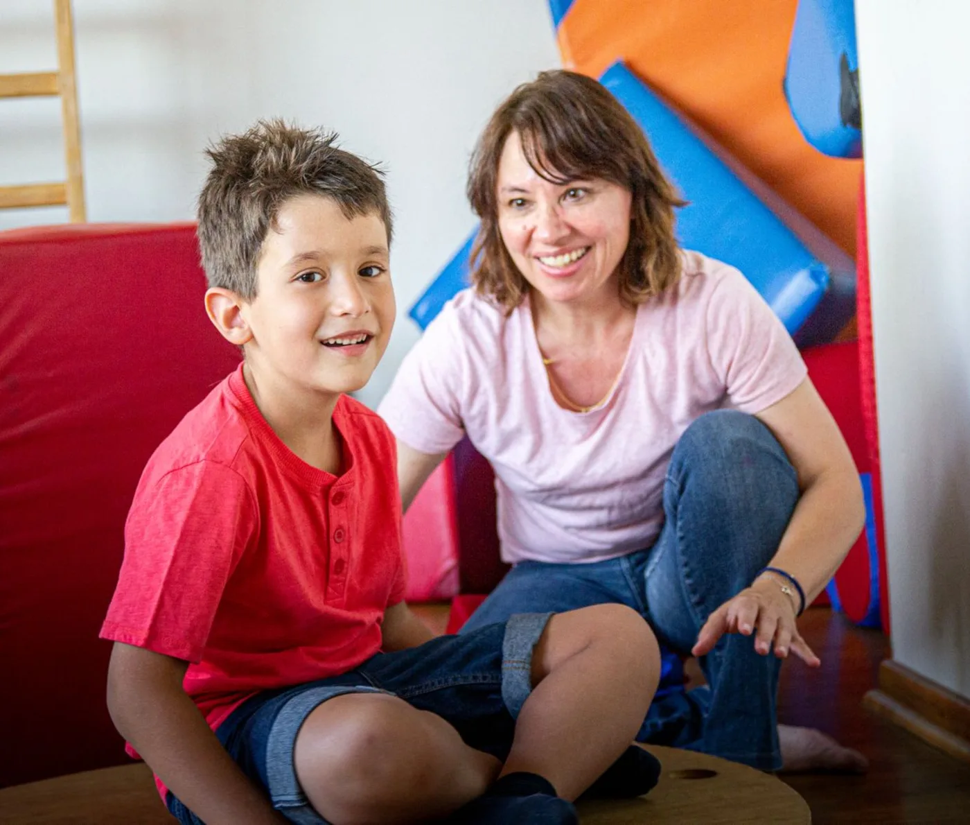 Tatiana Gurovich junto a un niño en la sala de Espacio Lúdico